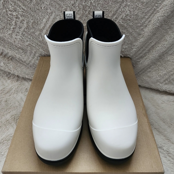 UGG Droplet Boots - Picture 4 of 8